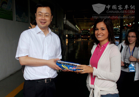 Qin Yangwen presented Yutong bus model to the Journalists 
