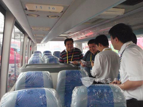 Customers visit Hengtong Bus  