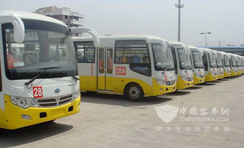 JAC six-meter midibus running in Kaifeng