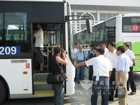 Local television station interview Wuzhoulong energy-saving and environmentally friendly bus operation 