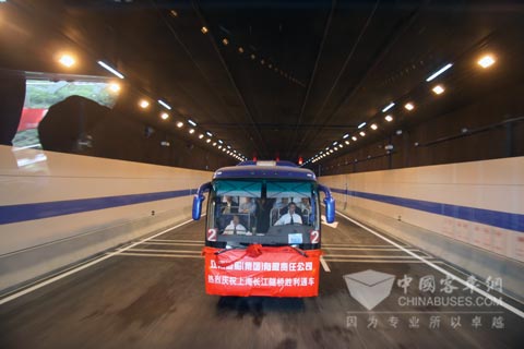 Higer Bus running across Changjiang Tunnel 