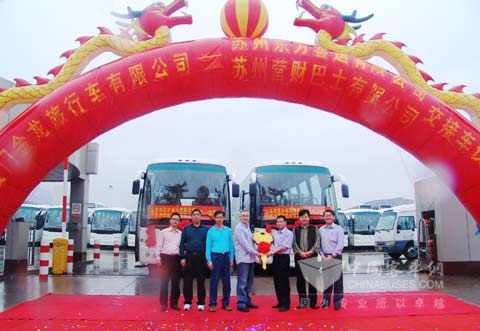 The acceptance ceremony of the Oriental Transport and Yingcai Buses. Kinglong Buses for Kinglong Buses.