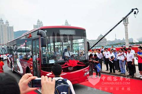 The new energy bus delivered to Dalian by FAW.