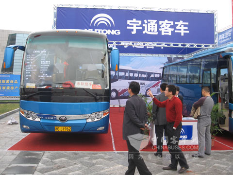 Yutong tourism bus attracts many visitors 