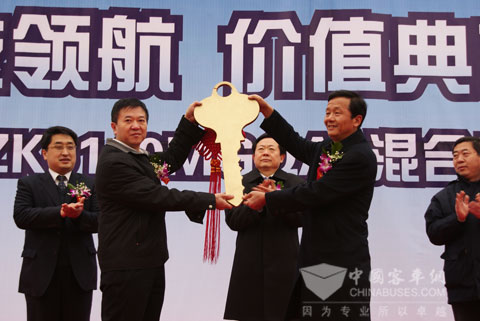 Tang Yuxiang, Chairman of Yutong Group, handed the Golden Key to the general engineer of Zhengzhou public transport company