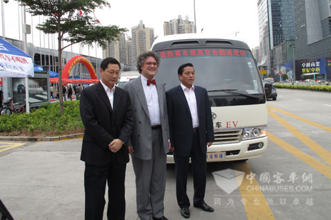 Stephen Portland took photo with the chairman Wang Jiang