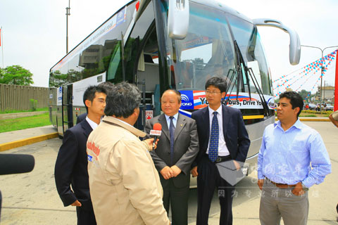 Deputy Chairman of China Machinery Industry Federation interviewed in front of a Yutong bus 