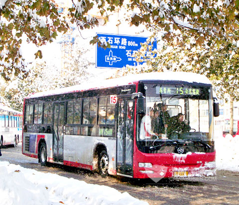 The  buses of the Shijiazhuang Public Transport  ran normally in the heavy snow.