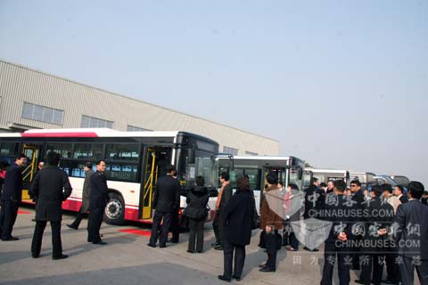 The observation group visited the Higer bus.