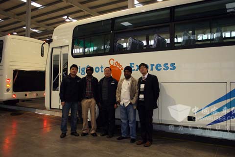 The salesmen took photo with the customers from Malawi before the Hengtong bus.