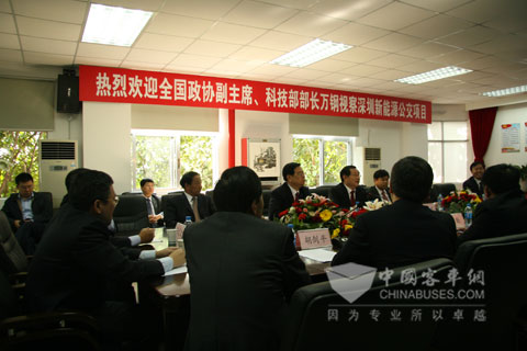 Zhang Jingxin, chairman of Wuzhoulong bus, accompanied Mr Wan to visit Wuzhoulong hybrid bus 