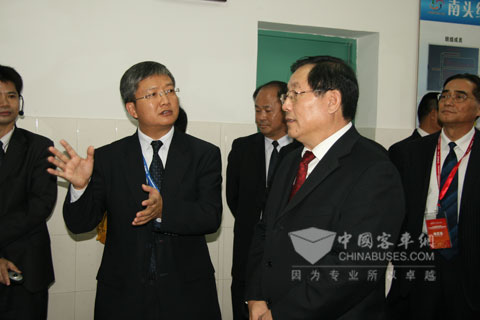 Minister Wan is listening to Shenzhen new energy buses 