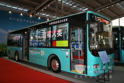 Wuzhoulong hybrid public transport buses in the sixth International Energy-saving and New Energy Automobile Exhibition