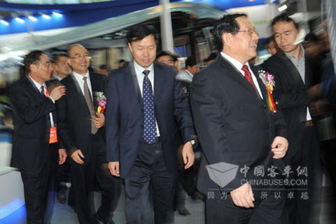 Wan Gang, vice-chairman of CPPCC and Minister of Science and Technology, is visiting Yangtse buses  