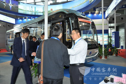 General Manager of Dongfeng Yangtse is talking with guests 