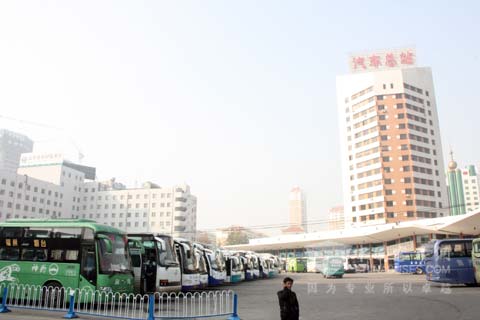 The vehicles parked before the Yantai bus station.