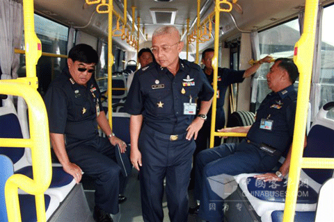 The related staff of Thailand Royal Air Force visited the Higer bus.