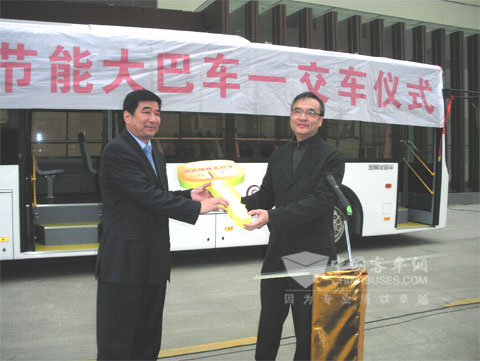 Wuzhoulong FDG6111HEVG delivery ceremony 