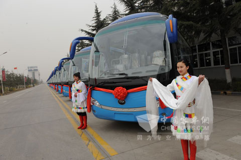 Tibetan welcoming Yutong bus 