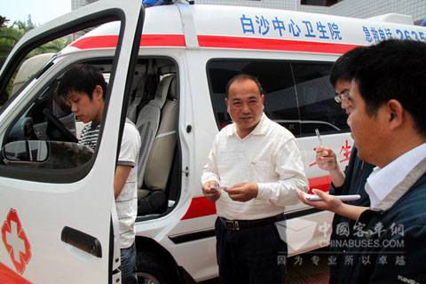 Kinglong light buses after-sales service team to check the vehicles 