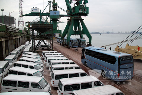 Kinglong light buses are shipped overseas from Xiamen Port