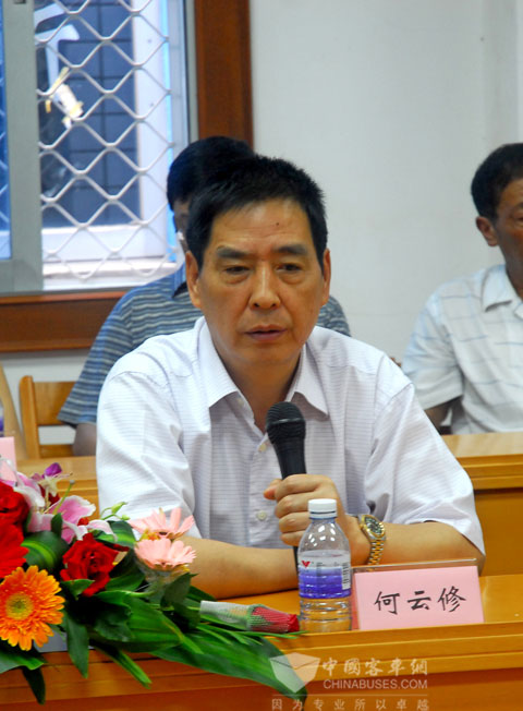 He Yunxiu, the chairman of Sichuan Province Road Carries Association made speech