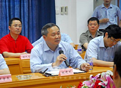 Lin Jianlong, the deputy chief engineer of Golden Dragon Bus made speech