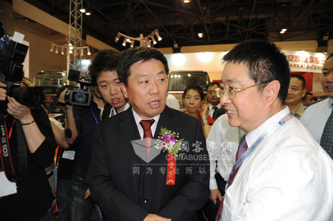 Gao Hongfeng, the vice-minister of Minitry of Transport visits Yangtse New Energy Bus