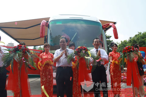 The launching ceremony of the domestic first limo voluntary blood donation vehicle 