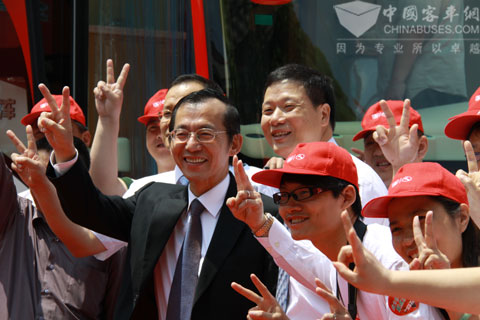 Guo Renxiang, the general manager of Kinglong Bus participates in blood donation with staff 