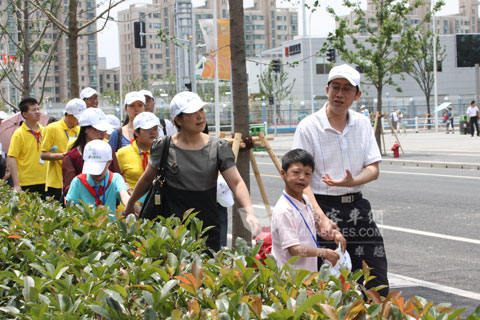 Zhang Jiayu, the general manager of Shanghai Sunlong Bus Co.,Ltd visited World Expo with students