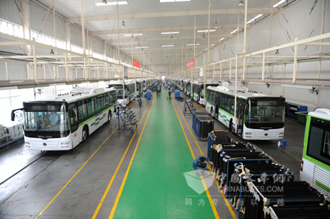 Hengtong gas-electric hybrid power new energy buses on production line