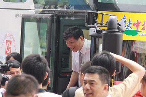 The vice mayor of Guangzhou experiences the model 