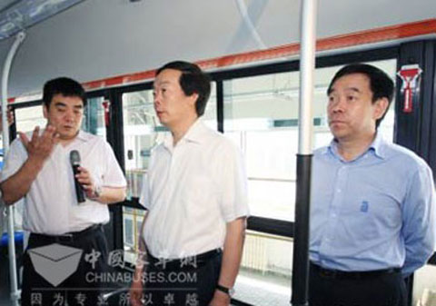 Zhao Yong and Chen Guoying observe the production of electric vehicles