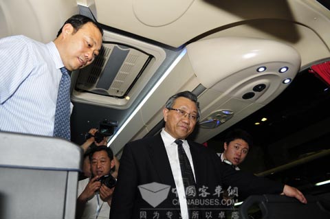 Minister Li experienced the advanced performance of intelligent bus