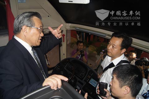 Minister Li learns about the advanced performance of intelligent bus