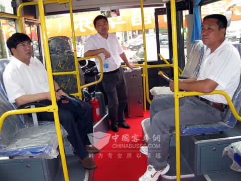 The participants vistit bus from Shanghai Wanxiang