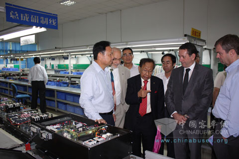 Committee members are visiting the electric vehicle lab 