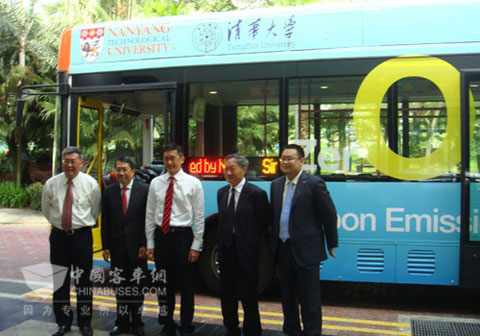 Group photo of distinguished guests in front of the fuel cell bus