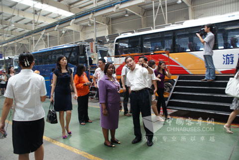 Yu Chunyin, the Deputy General Manager of Zhongtong Bus introduced  production condition to the visitor