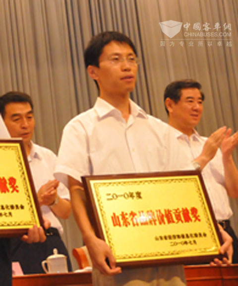 Delegate of Zhongtong Bus receives the award