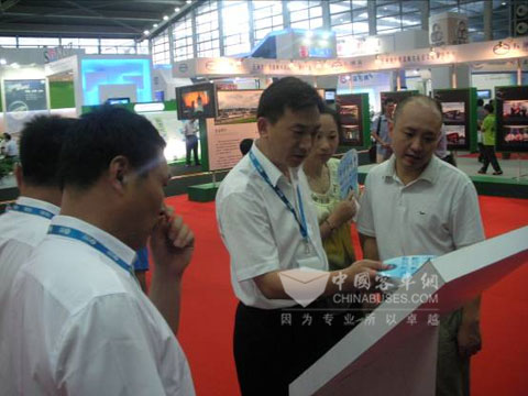 Industry insiders visiting configurations of Wuzhoulong bus 