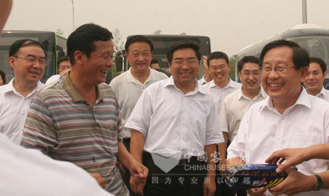 On August 13, Wan Gang, minister of Science and Technology Department, inspected Yutong new energy buses development, and he was warmly welcomed by Tang Yuxiang, CEO of Yutong Bus. 