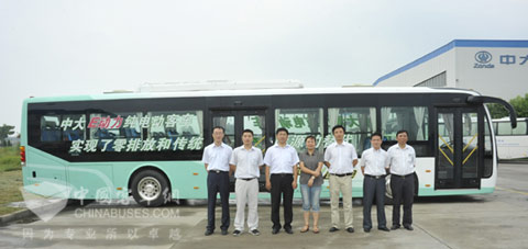 Photo of experts from Chinese Academy of Sciences before Zonda new energy bus