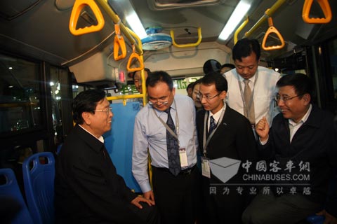 Zhang Dejiang, the Vice Premier carefully listens to the related principal’s introduction about Higer bus