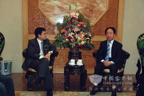 Li Rui, the Vice-President meet with Li Xianping, the Vice-President of Youngman Automobile Group