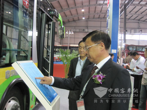 Zhang Lin, the Deputy Director-General of Shandong Provincial Bureau of Foreign Trade and Economic Cooperation visits Zhongtong new energy bus