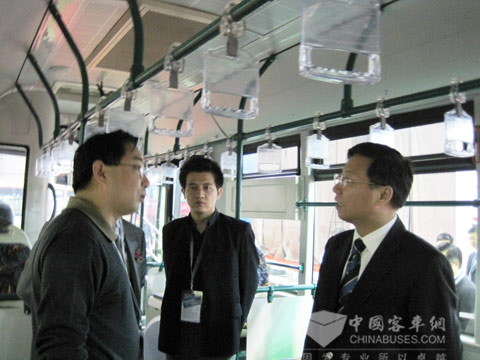 Zhang Ji, the Head of Department of Mechanic, Electronic and Hi-Tech Industry visits Zhongtong new energy bus