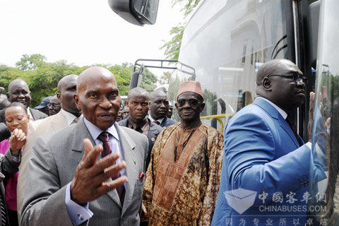 Mr. Wade inspecting Kinglong Bus during the ceremony 