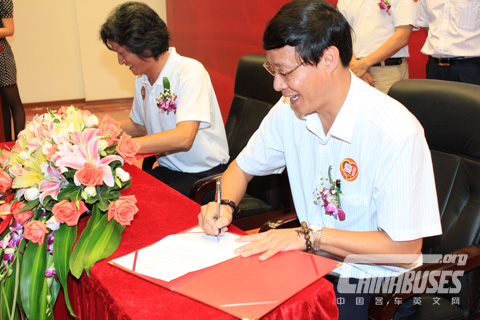 Chen Zhiqiang, the executive deputy general manager of King Long Bus signs agreement of intent.